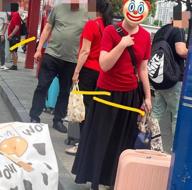 阿姨和姑娘撞衫后，脸上那出复杂表情，我看了三遍才懂