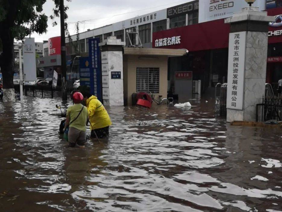 实拍广州暴雨水浸街，一场突如其来的城市洗礼
