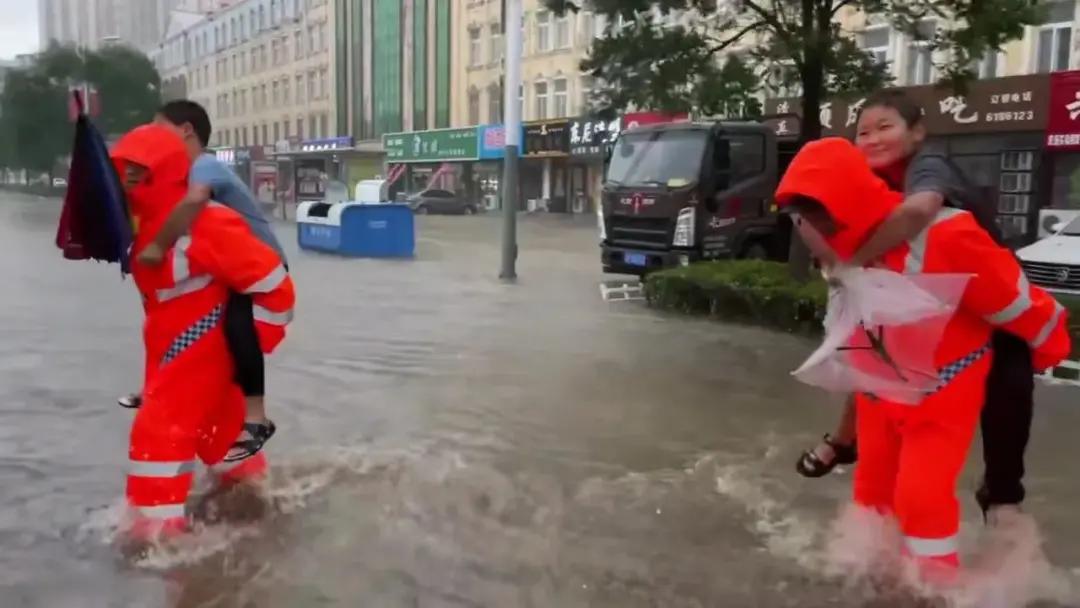 葫芦岛道路积水最深已超2米，一场暴雨背后的城市警示