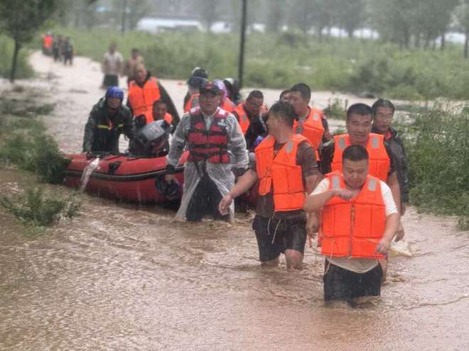辽宁绥中青年奋战7小时救41名群众，暴雨中的人性光芒