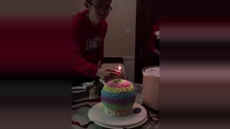 女孩过生日订大出血蛋糕，一场哭笑不得的血光之灾